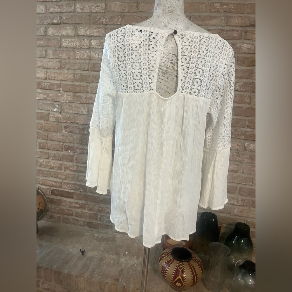 🎉 CH Cowgirl from Cavenders crochet lace sleeve boho blouse. NWT - Picture 2 of 5
